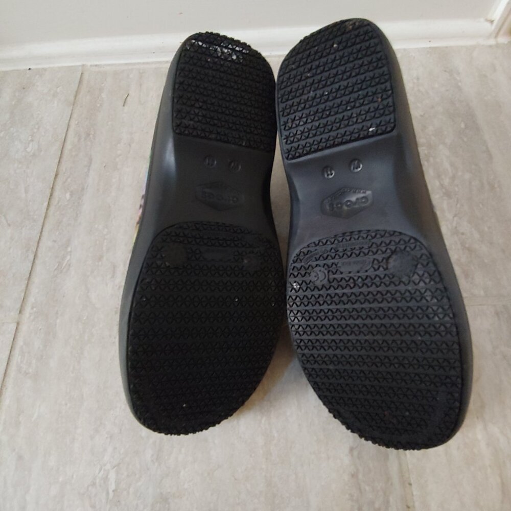 CROCS Womens Tie-Dye Black Slip-On Clogs - Picture 7 of 7